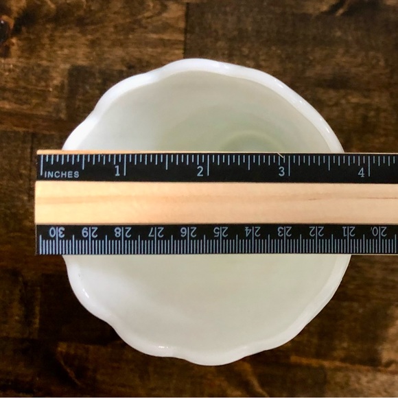 Vintage Anchor Hocking Milk Glass Teardrop and Pearl Vase with Scalloped Rim - Picture 3 of 5